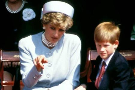 Der kleine Prinz Harry an der Seite seiner Mutter Diana im Jahr 1995. Der kleine Prinz Harry an der Seite seiner Mutter Diana im Jahr 1995.