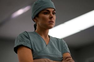 Serinda Swan als Dr. Jenny Cooper in "Coroner - Fachgebiet Mord".