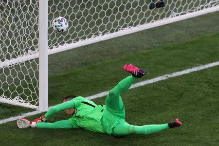 Szczesny erster Torwart mit Eigentor in der EM-Geschichte Szczesny erster Torwart mit Eigentor in der EM-Geschichte