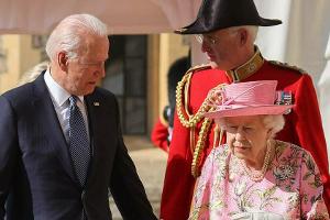 Joe Biden im Gespräch mit der Queen
