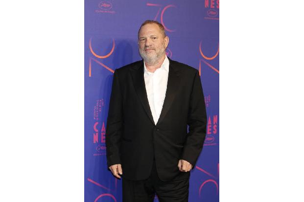Harvey Weinstein wird wohl den Rest seines Lebens hinter Gittern verbringen. Der einstige König von Hollywood muss wegen meh... Harvey Weinstein wird wohl den Rest seines Lebens hinter Gittern verbringen. Der einstige König von Hollywood muss wegen meh...