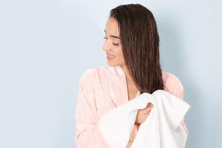 Haare an der Luft trocknen lassen: Im Sommer sollten wir auf das Fönen verzichten.