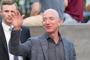 Amazon-Gründer Jeff Bezos fliegt im Juli ins Weltall