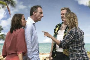"Zwei Familien auf der Palme": Der wohlhabende Hubertus (Heio von Stetten) und Ehefrau Renate (Nadeshda Brennicke) im Clinch...