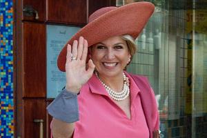 Königin Máxima strahlt von Kopf bis Fuß in Pink