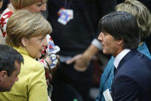 Löw tauschte sich mit Merkel über Abschied aus