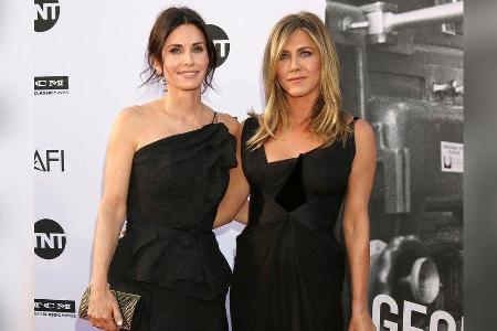 Die Schauspielerinnen Courteney Cox (l.) und Jennifer Aniston waren gemeinsam schon auf vielen Red-Carpet-Events. Die Schauspielerinnen Courteney Cox (l.) und Jennifer Aniston waren gemeinsam schon auf vielen Red-Carpet-Events.