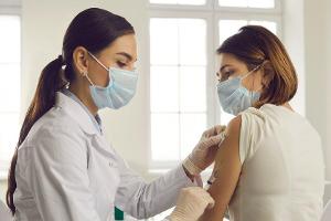 Mit einigen Lebensmitteln kann man sein Immunsystem vor der Impfung stärken