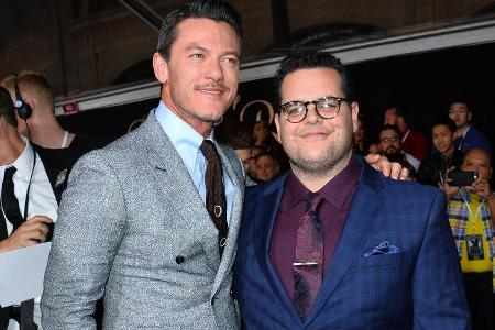 Die Schauspieler Luke Evans (l.) und Josh Gad bei der Hollywood-Premiere von Die Schauspieler Luke Evans (l.) und Josh Gad bei der Hollywood-Premiere von