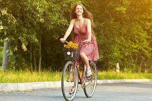 Fahrradfahren mit Kleid? Mit diesen Tricks kein Problem mehr