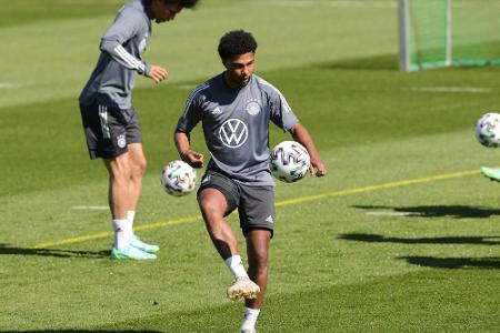 Gnabry zurück im Training - Musikeinlage stört Löws Ansprache Gnabry zurück im Training - Musikeinlage stört Löws Ansprache