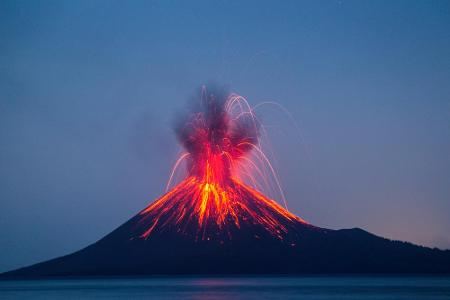 Etwa 80 Kilometer von Indonesiens Hauptstadt Jakarta entfernt liegt der Anak Krakatau. Seit 1930 hat sich der Vulkan bereits...