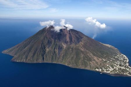 Unmittelbar vor Sizilien liegen die Liparischen Inseln, zu denen auch der Stromboli gehört. Der Vulkan schleudert unablässig...