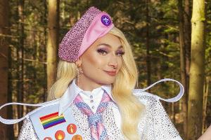 Dragqueen Candy Crash ist Camp-Leiterin in der neuen Joyn-Show "#offline im Wald".