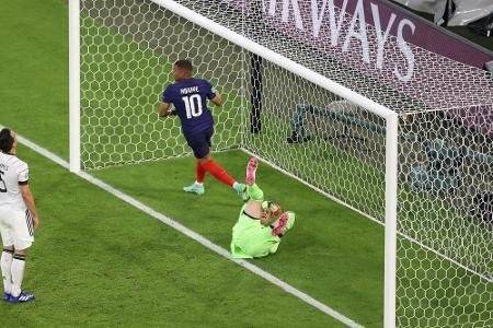 Harmlos und ungeschickt: Eigentor von Hummels besiegelt historische Niederlage Harmlos und ungeschickt: Eigentor von Hummels besiegelt historische Niederlage