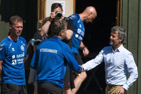 Kronprinz Frederik besucht Training der dänischen Nationalmannschaft Kronprinz Frederik besucht Training der dänischen Nationalmannschaft