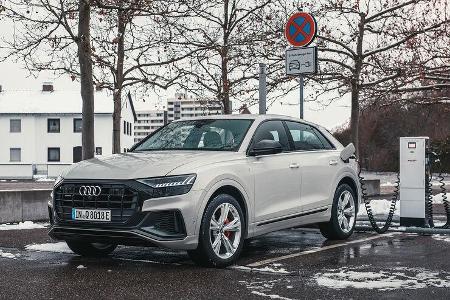 Mehr als 7,4 kW Ladeleistung kann der Audi Q8 60 TFSI e (PHEV) nicht aufnehmen. Da dürfte einmal Vollladen gut drei Stunden ... Mehr als 7,4 kW Ladeleistung kann der Audi Q8 60 TFSI e (PHEV) nicht aufnehmen. Da dürfte einmal Vollladen gut drei Stunden ...