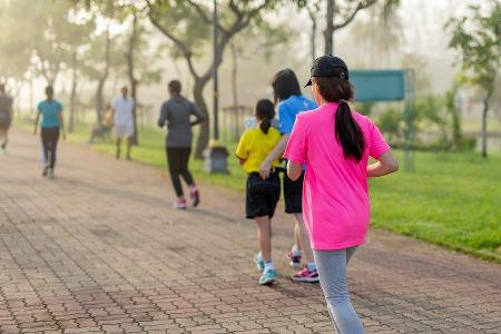 Langsames Laufen, oder Slow Jogging, ist besonders effektiv und gelenkschonend. ) Langsames Laufen, oder Slow Jogging, ist besonders effektiv und gelenkschonend. )