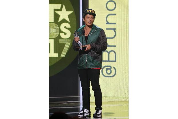 ...Bruno Mars konnte sich nicht schnell genug eine Ausrede einfallen lassen und nahm gemeinsam mit Chris Stapleton und Ed Sh...