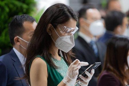 Eine Besucherin auf dem MWC 2021 Eine Besucherin auf dem MWC 2021