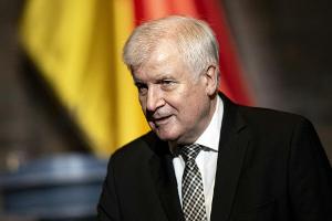 Innenminister Seehofer hält EM-Zuschauerpläne für "unverantwortlich"