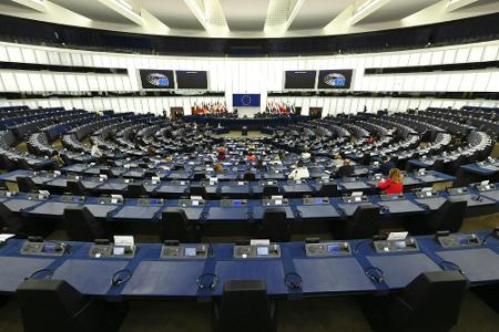 Europa-Abgeordnete fordern Begrenzung von Spielergehältern und Transferzahlungen Europa-Abgeordnete fordern Begrenzung von Spielergehältern und Transferzahlungen
