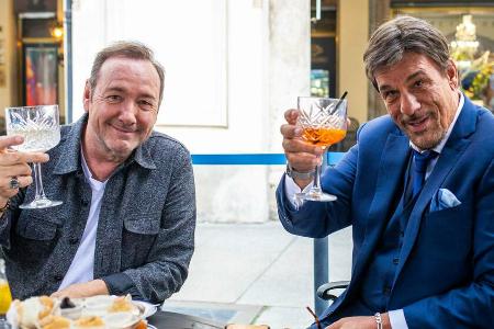 Schauspieler Kevin Spacey (l.) und Robert Davi in Turin Schauspieler Kevin Spacey (l.) und Robert Davi in Turin