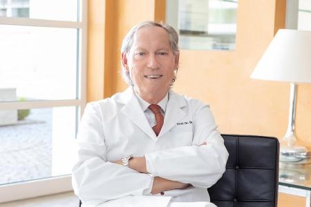 Prof. Dr. Mang ist seit mehr als 30 Jahren als Schönheitschirurg tätig. Prof. Dr. Mang ist seit mehr als 30 Jahren als Schönheitschirurg tätig.