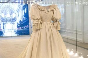Hochzeitskleid von Prinzessin Diana im Kensington Palast ausgestellt