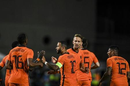 Niederlande nur 2:2 im vorletzten EM-Test gegen Schottland Niederlande nur 2:2 im vorletzten EM-Test gegen Schottland
