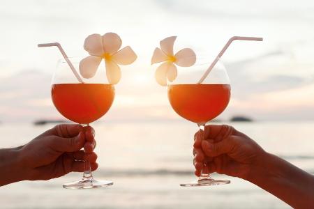 Cocktailgläser vor dem Sonnenuntergang - 1000000 Mal gesehen