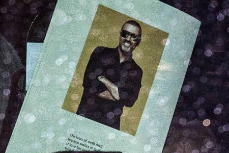 Ein Besucher der Beerdigung hatte dieses Bild von George Michael bei sich