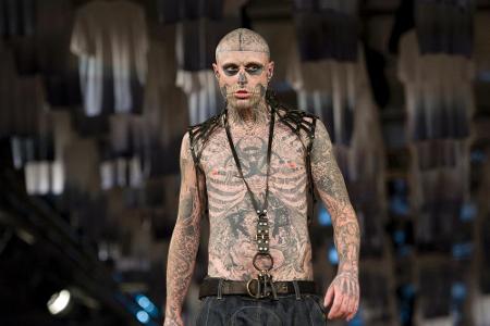 Rick Genest ließ seinen gesamten Körper mit dem Motiv einer Leiche tätowieren. Dies verschaffte ihm den Namen Zombie Boy, un...