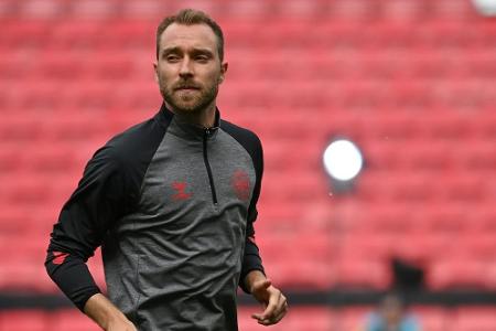 Eriksen bekommt Defibrillator - Rettung durch deutschen Arzt Eriksen bekommt Defibrillator - Rettung durch deutschen Arzt