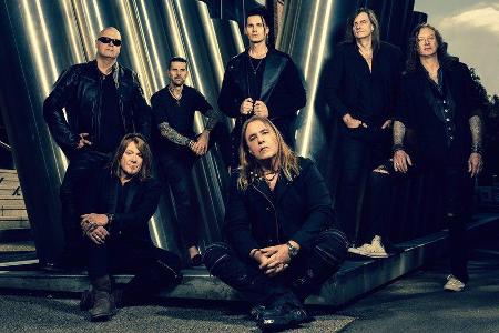 Helloween sind nicht nur live, sondern auch auf ihrem gleichnamigen Album zu siebt zu hören (v.l. hinten: Michael Kiske, Dan... Helloween sind nicht nur live, sondern auch auf ihrem gleichnamigen Album zu siebt zu hören (v.l. hinten: Michael Kiske, Dan...
