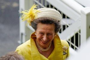 Prinzessin Anne strahlt im gelben Kostüm mit besonderem Schmuckstück