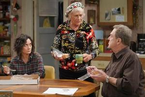 "Die Conners" (v.r.): Daniel "Dan" Conner (John Goodman), Beverly Harris (Estelle Parsons) und Darlene Conner-Healy (Sara Gi...