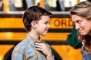 Iain Armitage alias "Young Sheldon" ist ein echter Lehrerschreck - hier mit seiner Mutter Mary Cooper (Zoe Perry).