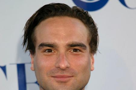Die Serie konzentriert sich neben Dr. Sheldon Cooper auf Dr. Leonard Hofstadter, gespielt von Johnny Galecki. Vor 