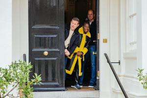 Prinz William und die Moderatoren Dermot O'Leary und Clara Amfo.