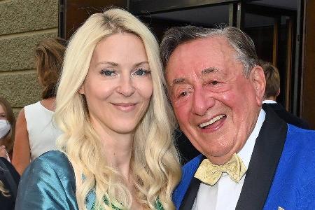 Richard Lugner und seine Freundin Simone haben sich verlobt. Richard Lugner und seine Freundin Simone haben sich verlobt.
