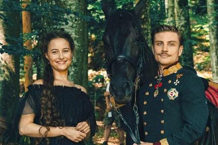 Dominique Devenport und Jannik Schümann als Sisi und Franz in der ersten Staffel der sechsteiligen TVNow-Event-Serie Dominique Devenport und Jannik Schümann als Sisi und Franz in der ersten Staffel der sechsteiligen TVNow-Event-Serie
