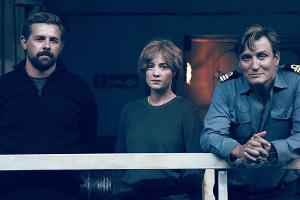 Roscovitz (Klaas Heufer-Umlauf, l.), Charlie Wagner (Leonie Benesch) und Alban (Oliver Masucci, r.) in "Der Schwarm".