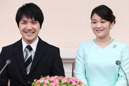 Prinzessin Mako (r.) und Kei Komuro während der Bekanntgabe ihrer Verlobung im Jahr 2017. Prinzessin Mako (r.) und Kei Komuro während der Bekanntgabe ihrer Verlobung im Jahr 2017.