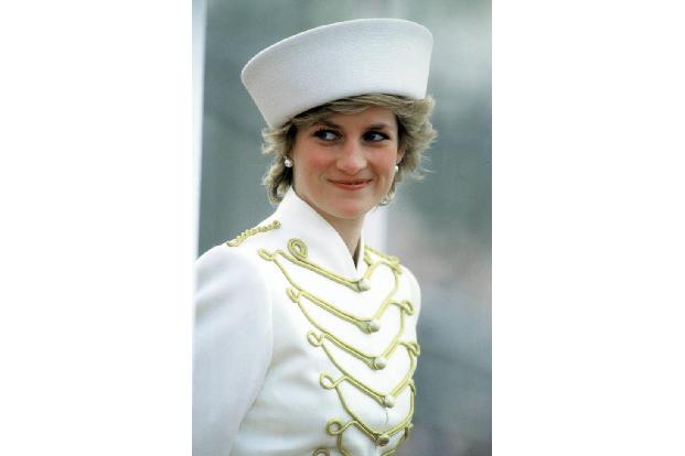 Sie wurde verehrt, vergöttert und geliebt: Prinzessin Diana. Geboren als Diana Frances Spencer am 1. Juli 1961 stieg die Kön... Sie wurde verehrt, vergöttert und geliebt: Prinzessin Diana. Geboren als Diana Frances Spencer am 1. Juli 1961 stieg die Kön...