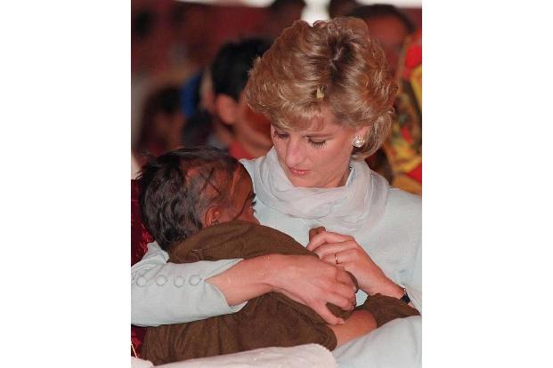 ...führen ihre Söhne heute weiter. Doch es war nicht nur ihr humanitäres Engagement, das Diana unsterblich machte. Noch imme...