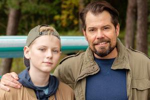 Vater und Sohn, zumindest in "Leon": Daniel Fehlow (re.) und Joey Altmann als Leon und Oskar Moreno.