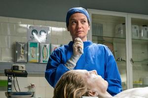 "Theresa Wolff: Home Sweet Home": Theresa Wolff (Nina Gummich) führt mit der toten Vera Köhler (Antje Rau) ein Zwiegespräch,...