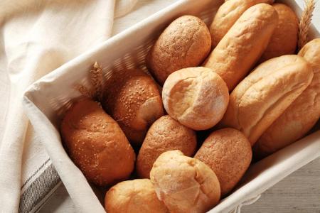 Lebensmittel wie Brötchen und Brot aus Weißmehl haben einen hohen Kohlenhydratanteil aber kaum sättigende Ballaststoffe. Die... Lebensmittel wie Brötchen und Brot aus Weißmehl haben einen hohen Kohlenhydratanteil aber kaum sättigende Ballaststoffe. Die...