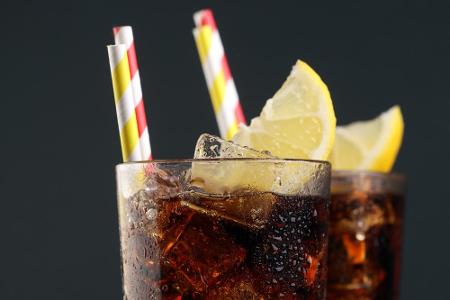 Auch Softdrinks sind nicht gerade ein Sattmacher. Vorsicht vor allem bei Light-Produkten! Die enthalten zwar keinen Zucker, ...